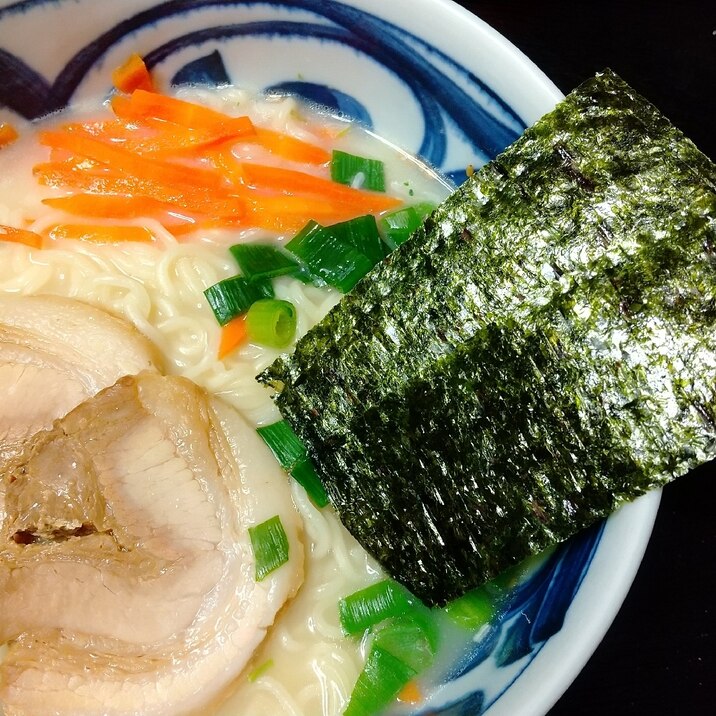 豚骨ラーメン(うまかちゃん)焼豚＊人参入り